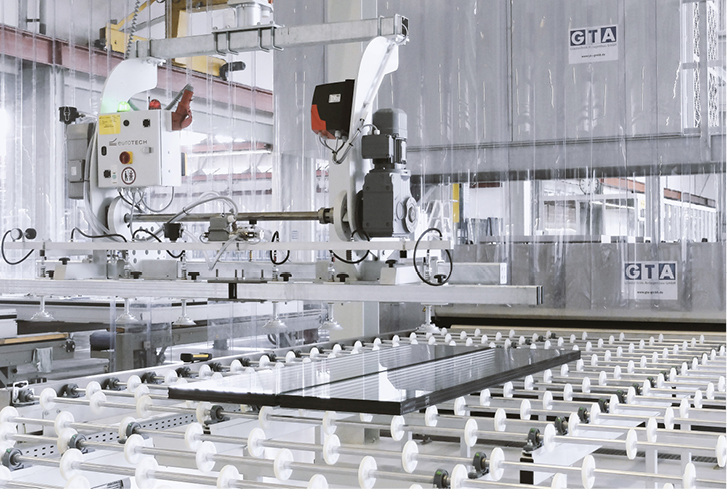 



Mit dem ersten Hebegerät werden bei Gartner die Scheiben vom Transportgestell auf das Rollenband der Glaswaschmaschine gelegt (o.). Ein zweiter Heber legt die Gläser dann nach dem Waschen in Fassadenelemente ein.
