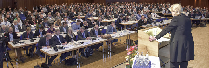 <p>
</p>

<p>
Die Branche zu Gast in Rosenheim: 868 Teilnehmer (darunter 149 von herstellenden Betrieben) aus 14 Ländern wurden von der Oberbürgermeisterin Bauer begrüßt. 
</p> - © Foto: Daniel Mund / GLASWELT


