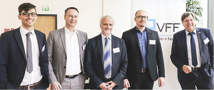 <p>
</p>

<p>
Die Referenten der VFF-Fachtagung Statistik und Markt blicken mit Optimismus in die Zukunft (v. l.): Florian Wenner (bulwiengesa AG), Holger Lipp (Weru AG), Dr. Christian Kaiser (Heinze GmbH), Philipp Erdmann und Ulrich Tschorn vom VFF.
</p> - © Matthias Fischer / GLASWELT

