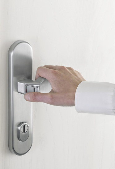 



In einer fließenden natürlichen Bewegung soll mit dem Fingerscan am Griff die Tür geöffnet werden.
