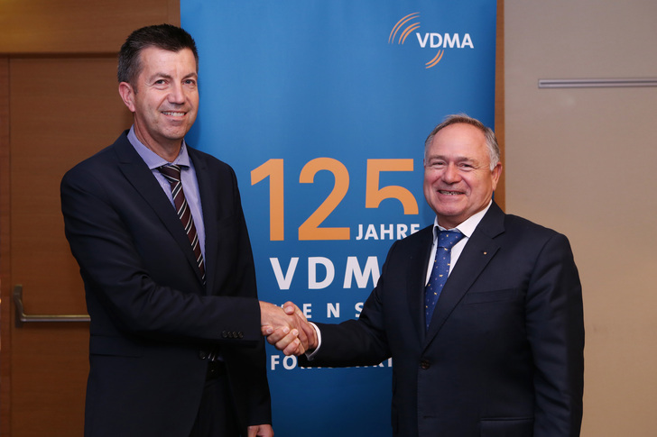Egbert Wenninger und sein Vorgänger Dr. Bernd-Holger Zippe (r.) lenkt für die kommenden drei Jahre ehrenamtlich die Geschicke des VDMA Forums Glastechnik. - © VDMA

