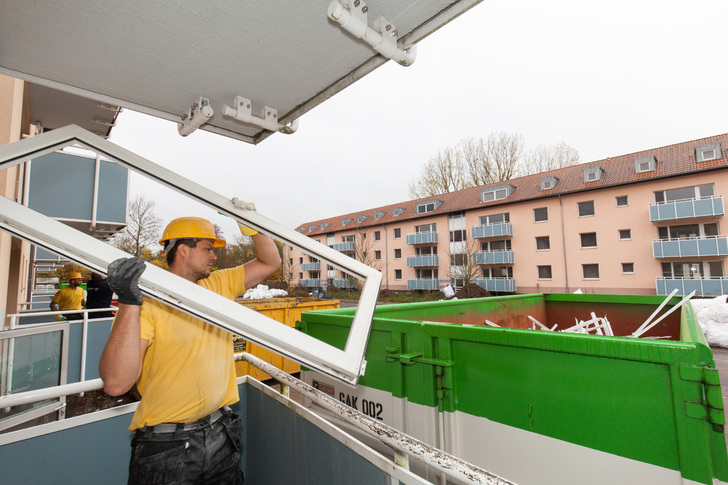 Die alten Bauelemente werden in Containern gesammelt und dann per Lkw in die Recyclinganlage der Dekura GmbH nach Höxter gebracht.