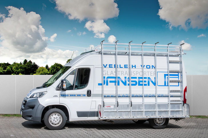 Kann im Notfall schnell und einfach gebucht werden: Der Jansen Glastransporter mit Dachträger und Außenreff. - © Glaserei Jansen UG
