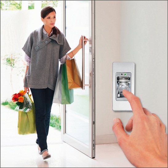 Auch mit Fingerscan lässt sich das vollmotorische multitronic 881 bedienen.