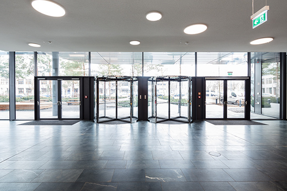 Groß und dennoch filigran wirkt die Türanlage zum Foyer von Vector. - © Jürgen Pollak/Geze
