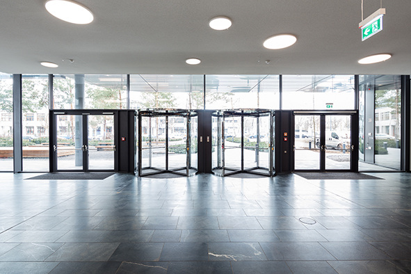 Groß und dennoch filigran wirkt die Türanlage zum Foyer von Vector.