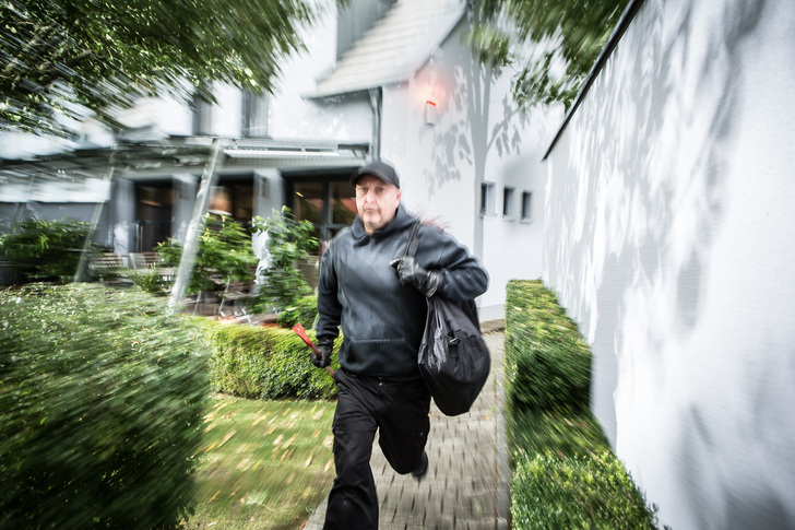 Mechatronischer Einbruchschutz kombiniert mechanischen Schutz mit elektronischer Alarmierung — der Alarm schlägt den Täter in die Flucht und sorgt dafür, dass der Einbruch bereits beim Versuch abgebrochen wird.