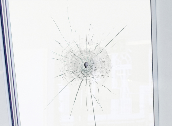 Bei Beschuss wird das Fensterglas sofort blind und gibt darüber hinaus auch noch Alarm.