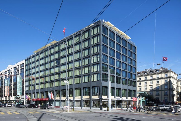 Nur 300 Meter vom See gelegen, gehört das 1972 eröffnete Warwick Hotel zu den ersten Adressen in Genf. - © Adrien Barakat
