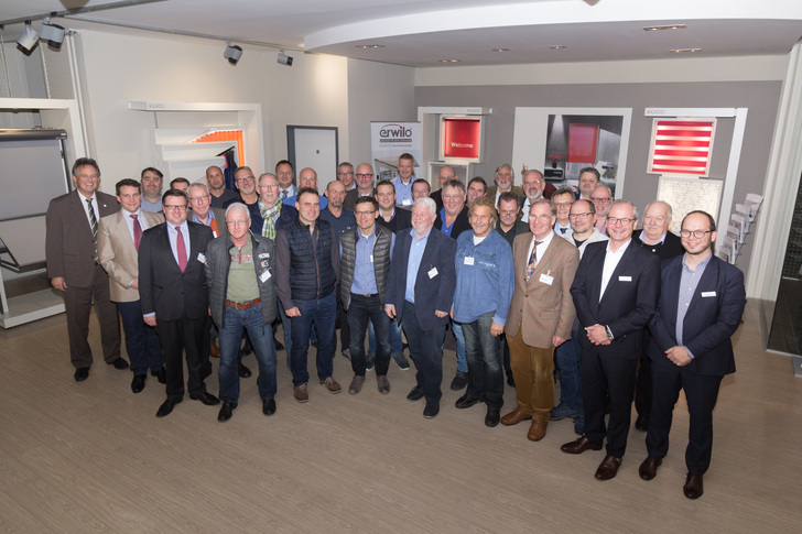 Über 30 Sachverständige aus dem Bereich Rollladen, Tore und Sonnenschutz des BVRS haben sich im November zur jährlichen Weiterbildung bei Kadeco und Erwilo in Espelkamp getroffen.