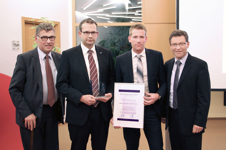 Bei der Preisübergabe an Abel, v.l: Landrat Reinhard Krebs, Vertriebsleiter Tobias Blum (Vertrieb), Christian (Produktion) und Jürgen Dawo (EKA e.V.). Die Vertreter von Abel: “Wir freuen uns über den Preis. Dieser Erfolg war nur im Zusammenspiel mit unseren über 70 engagierten Mitarbeitern und Kollegen möglich.“