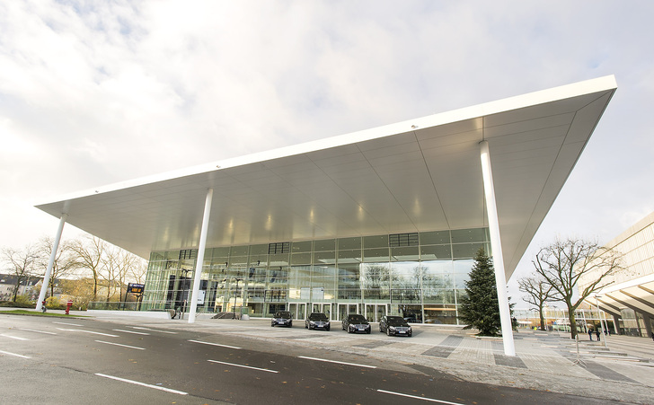 Das neue imposante Foyer mit dem großen Vordach am Messe-Eingang Ost.