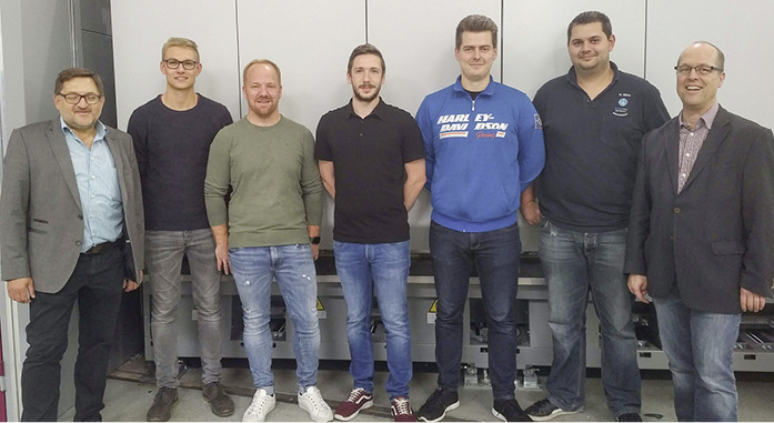 



Hier im Bild die Exkursionsteilnehmer und Dozent Dr. Thomas Schmidt (r.) im Glasforum von Lisec.
