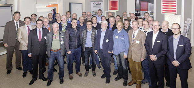 



Über 30 Sachverständige aus dem Bereich Rollladen, Tore und Sonnenschutz des BVRS haben sich im November zur jährlichen Weiterbildung bei Kadeco und Erwilo in Espelkamp getroffen.
