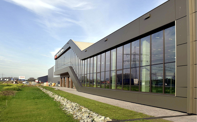 
Das Finstral Studio Friedberg ist das bislang größte Ausstellungs- und Schulungszentrum des Unternehmens und liegt direkt an der A8 nahe Augsburg.



