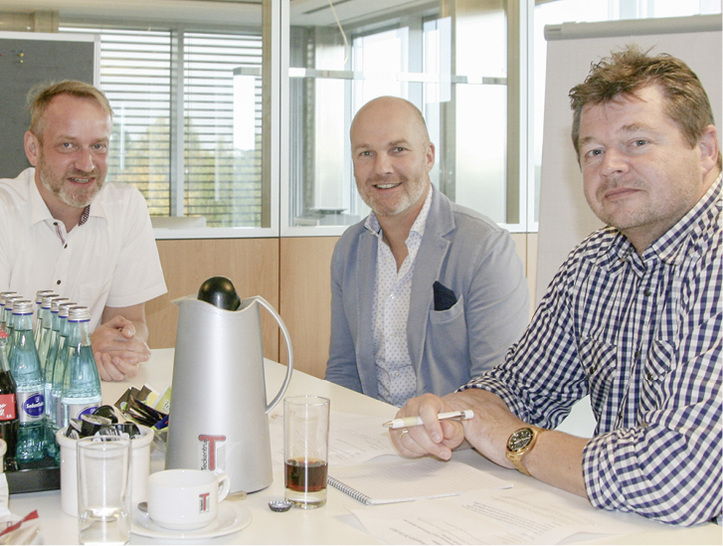 <p>
Kai Teckentrup (v. l.), Sven Diembeck und GLASWELT-Redakteur Camillo Kluge im Gespräch.
</p>

<p>
</p> - © Foto: GLASWELT/Camillo Kluge

