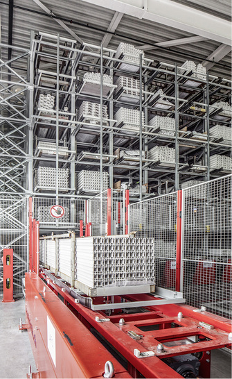 



Ein Fehr Honeycomb light für PVC Kassetten lagert alle Fensterprofile computergesteuert ein und aus.
