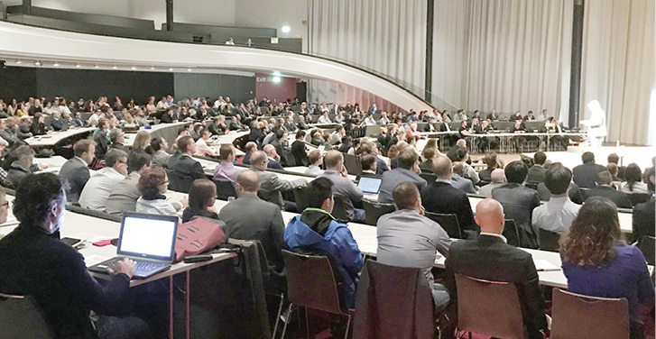 <p>
</p>

<p>
Die rund 800 m
<sup>2</sup>
 große Kursaal Arena in Bern stieß bei der Keynote von Kevin P. Flanagan von PLP Architecture mit 568 Kongressteilnehmern aus 46 Ländern fast an ihre Kapazitätsgrenze von 574 Personen.
</p> - © Foto: Olaf Vögele

