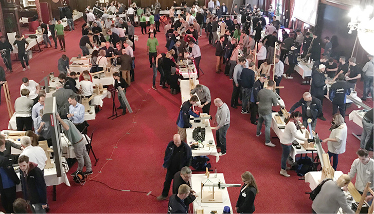 



Ein geschäftiges Treiben gab es bei der Kettenreaktion am Samstagmorgen. Auf den 46 Tischen wurde gewerkelt, um die Funktionsübergabe an den nächsten Tisch sicherzustellen und die Kettenreaktion am Laufen zu halten. 
