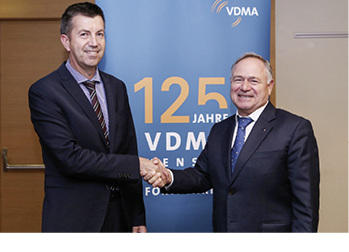 



Egbert Wenninger (l.) lenkt für die kommenden drei Jahre ehrenamtlich die Geschicke des VDMA Forums Glastechnik; daneben sein Vorgänger Dr. Bernd-Holger Zippe. 
