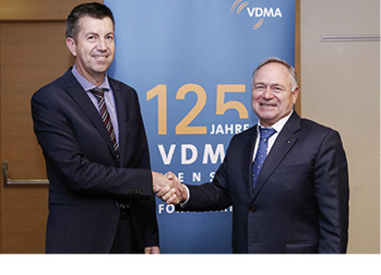 <p>
</p>

<p>
Egbert Wenninger (l.) lenkt für die kommenden drei Jahre ehrenamtlich die Geschicke des VDMA Forums Glastechnik; daneben sein Vorgänger Dr. Bernd-Holger Zippe. 
</p> - © Foto: VDMA

