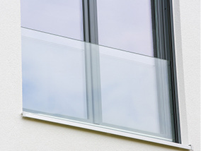 



Die Glasabsturzsicherung besteht aus 16 mm dickem Sicherheitsglas. Die obere Glaskante wird von einem Alu-Abdeckprofil geschützt.
