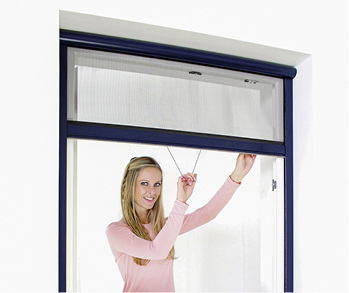 



Nachrüstbare Insektenschutzrollos befinden sich in einer im Fenstersturz zu montierenden Kassette.
