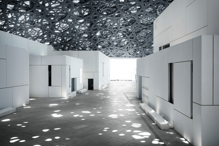 Beim Louvre von Abu Dhabi überspannt eine große Kuppel die Museumsbauten und sorgt für ein spannendes Spiel aus Licht und Schatten.