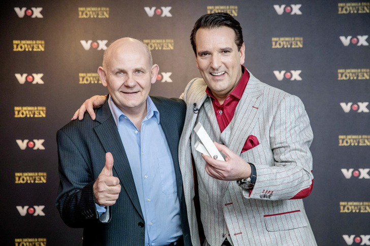 Detlev Sommer (l.), hier mit Investor Ralf Dümmel, betont: Jede Zusatzsicherung ist besser als keine. Eine 100%ige Sicherheit gibt es nicht, aber wir können es Einbrechern zumindest erschweren.