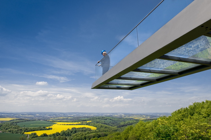 Der Skywalk im Harz ragt über einer 100 m hohen, fast senkrechten Felsfront am Westrand des Berges Sonnenstein hinaus.
