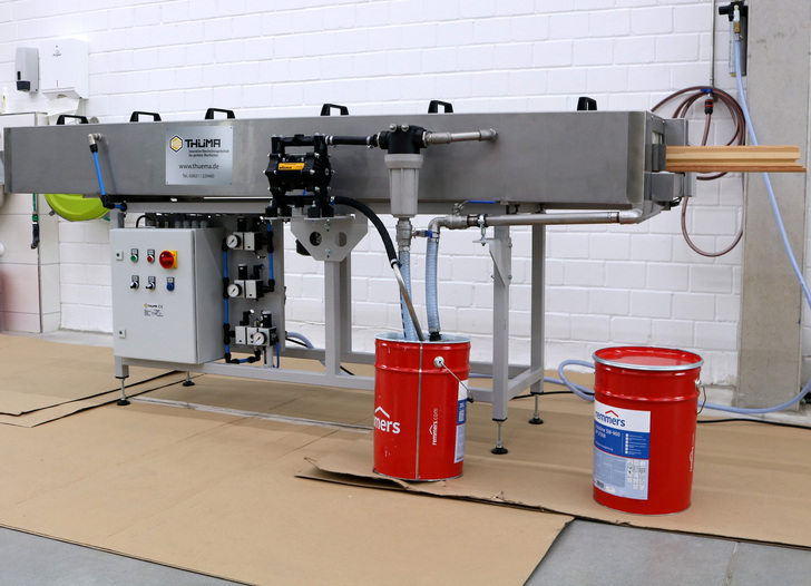 Der Imprägniertunnel der Firma Thüma deckt die komplette Holzbearbeitung ab.