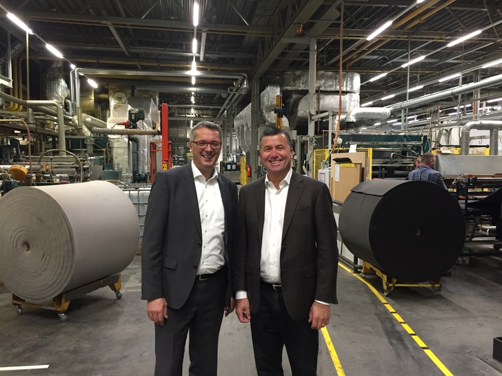 Nach zirka 15 Monaten Planungs- und Bauzeit hat Ron Rice (COO von RPM, der Muttergesellschaft von tremco illbruck, r.) und Reiner Eisenhut, CEO tremco-illbruck , am 05.12.2017 die neue Imprägnier- und Trocknerlinie gestartet.