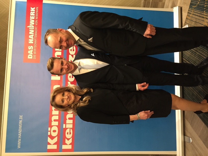 Bundessieger Dominik Bernecker mit seinen Eltern Claudia und Andreas Bernecker bei der Preisverleihung.