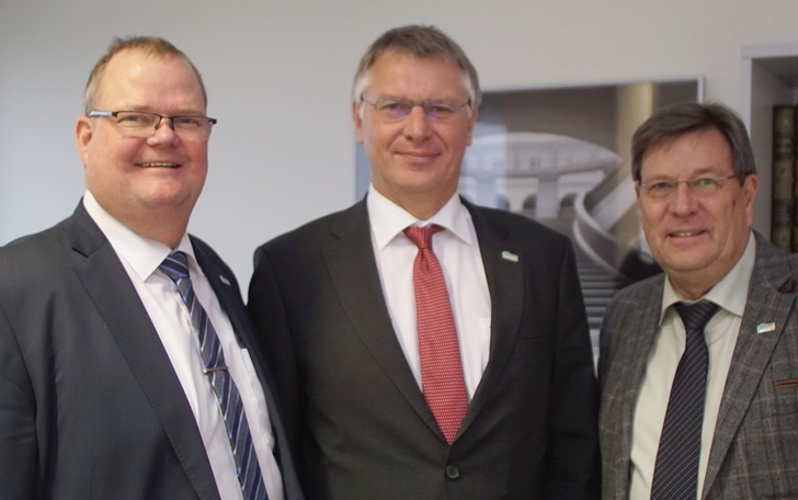 Die beiden Geschäftsführer Frank Koos (l.) und Ulrich Tschorn (r.) mit VFF-Präsident Detlef Timm. - © VFF
