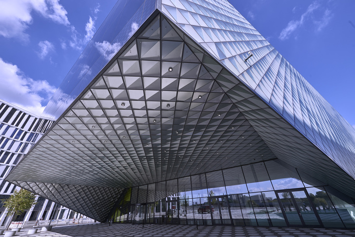 Das neue Futurium in Berlin verfügt über eine komplett geklebte Fassadenkonstruktion und zeigt, wie eine nahtlose Integration von transparenten und opaken Gebäudeanteilen aussehen kann.