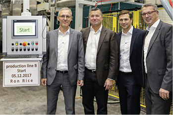 



Nach zirka 15 Monaten Planungs- und Bauzeit hat Ron Rice (COO von RPM, der Muttergesellschaft von tremco illbruck, zweiter von links) am 05.12.2017 die neue Imprägnier- und Trocknerlinie gestartet. Mit auf dem Bild (v.r.): Walter Geyer, Stefan Fischer, Reiner Eisenhut
