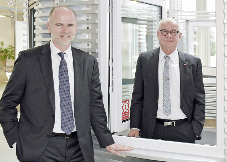 <p>
</p>

<p>
Die GLASWELT Redaktion hat sich mit Dr. Eckhard Keill (r.) und Ulrich Wollenberg im Roto-Stammwerk in Leinfelden bei Stuttgart zum Interview verabredet.
</p> - © Foto: Daniel Mund / GLASWELT

