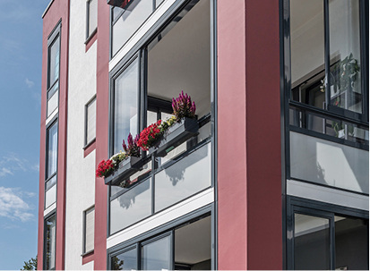 <p>
</p>

<p>
Das Twin-System von Balco ist flexibel: Die Balkone lassen sich je nach Witterung individuell öffnen und schließen.
</p> - © Foto: Balco Balkonkonstruktionen GmbH

