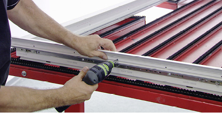 



Beschlagsmontage beim „Patio Alversa“: Das Foto zeigt das Aufschrauben der Halteschiene am Überschlag.
