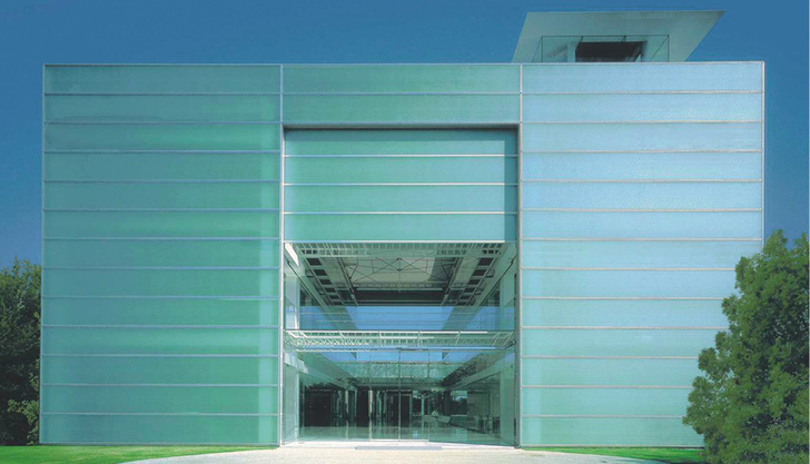 



Das sichere Öffnen und Schließen von Toren und die Einhaltung des Mindestschutzniveaus steht bei den Normengebern nach wie vor im Vordergrund ihres Handelns. 
