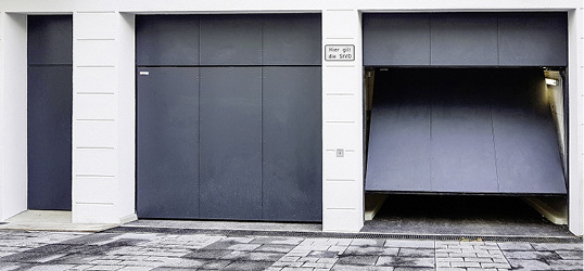 



Gleiche Optik, ein gleichmäßiges Fugenbild und flächenbündiger Einbau binden die Tiefgaragen Ein- und Ausfahrten zusammen mit der Tür in das Gebäudekonzept ein. 
