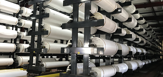 



Ballen über Ballen über Ballen: Das gewebte Grundmaterial für die Soltisgewebe in seinen verschiedenen Qualitäten wird vor der Weiterverarbeitung zwischengelagert. 
