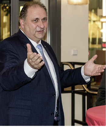 



ZDH-Präsident Hans Peter Wollseifer zeigte sehr engagiert, dass er um den Meisterbrief kämpfen wird.
