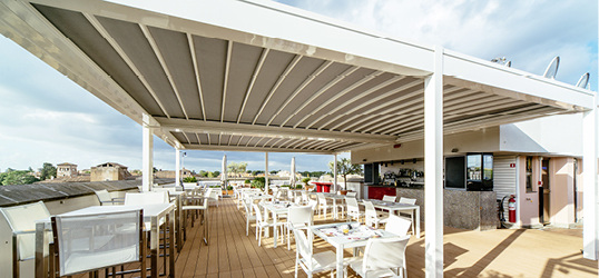 



Ob als geschlossenes Dach mit PVC-Überdachung, komplett geöffnet oder mit den Gennius Tens als Schattenspender, die Systeme von KE lassen viele Möglichkeiten zu.
