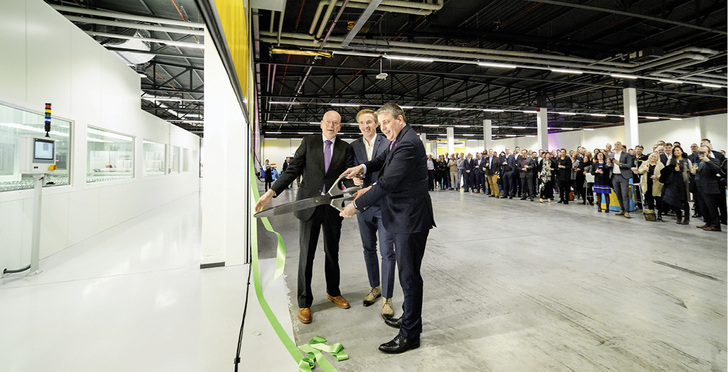 
Jetzt startet die Produktion (v. l.): Piet Wijman, Stadt Veldhoven; Casper van Oosten, Managing Director der neuen Produktion und Kai Beckmann, CEO Performance Materials und Mitglied der Geschäftsleitung von Merck



