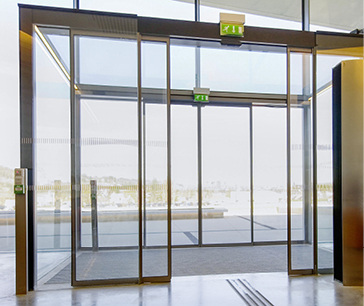 
Bei diesen Geze-Schiebetüren passt die intelligente Steuerung die Offenhaltezeit an die jeweiligen Besucherströme im Museumsgebäude an.



