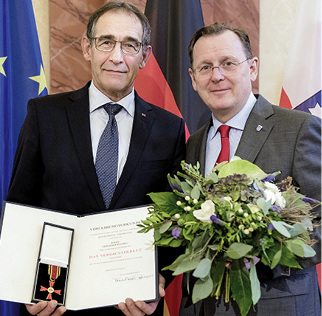 
Bernhard Helbing (l.) erhält das Bundesverdienstkreuz am Bande vom thüringischen Ministerpräsidenten Bodo Ramelow. 



