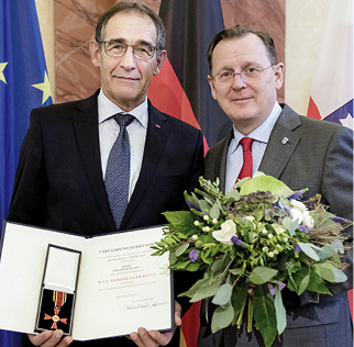 <p>
Bernhard Helbing (l.) erhält das Bundesverdienstkreuz am Bande vom thüringischen Ministerpräsidenten Bodo Ramelow. 
</p>

<p>
</p> - © Foto: TSK/Jacob Schröter

