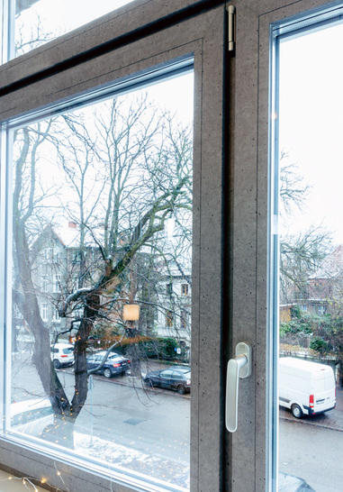 Der raue, kühle Ton schafft in Verbindung mit Holz und Glas starke Kontraste. Daher bietet Oknoplast für seine Kunststofffenster und -türen jetzt auch zwei neue Farbfolien in Schwarz-Ultramatt sowie Betongrau an.