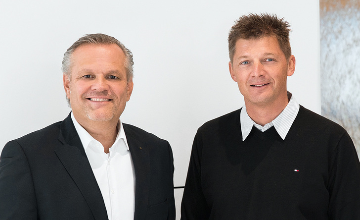 Schüco GF Andreas Engelhardt und Alex Brand (r.), Inhaber und Geschäftsführer der Soreg AG, freuen sich über eine enge Zusammenarbeit. - © Schüco International KG
